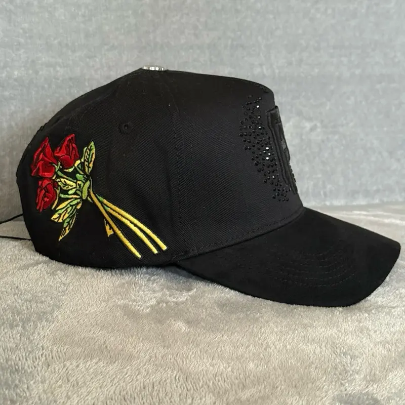 Gorra Negra con Logo P Bordado y Detalles de Rosa – Unisex