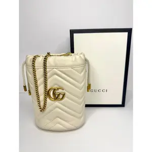Pre-owned GUCCI LEATHER Crossbody Bags GG Marmont white matalasse mini bucket bag