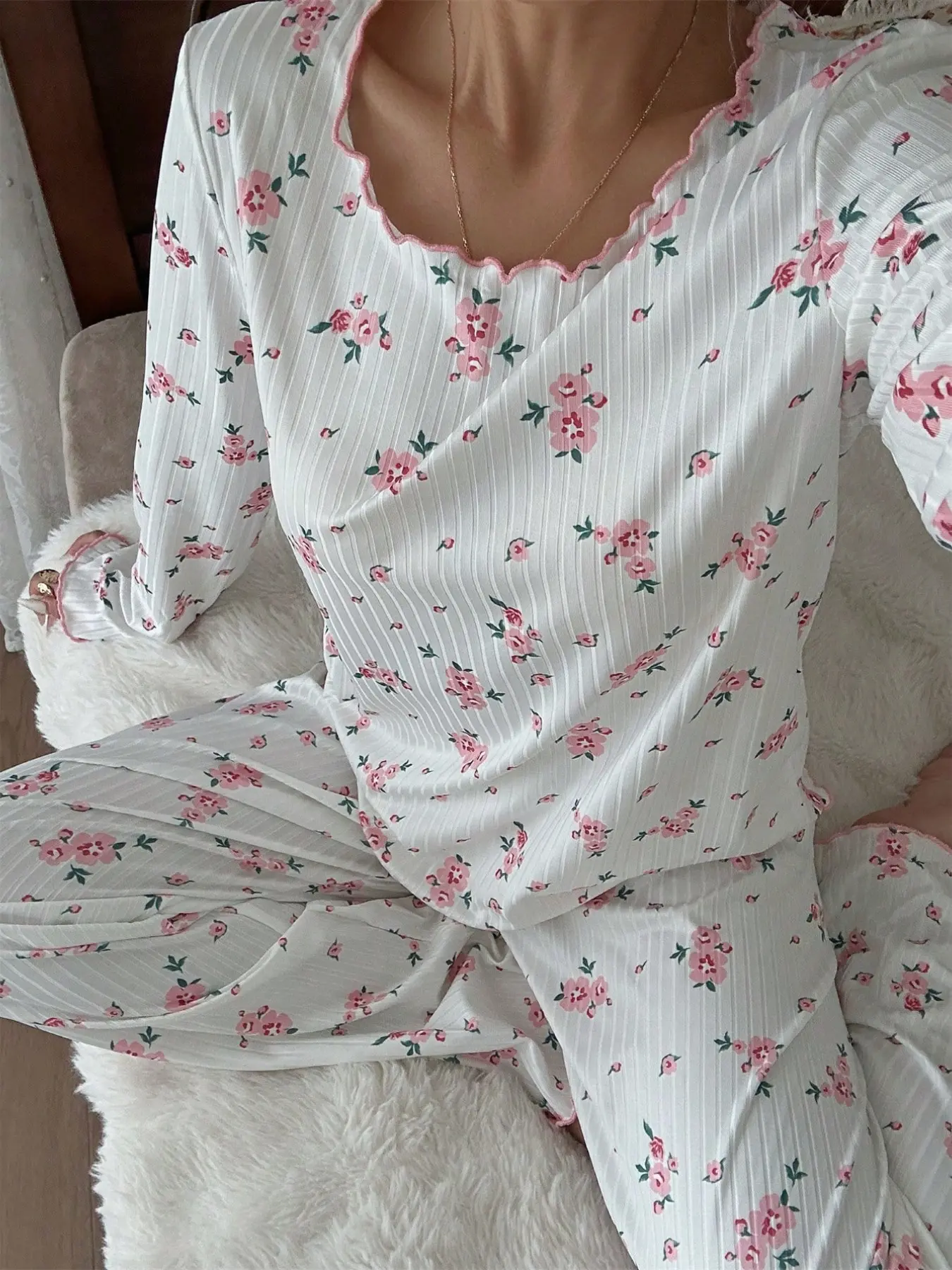 Women's Textured Ribbed Ditsy Floral Print Comfortable Elegant Long Sleeve Pajama Set, Fitted Elastic Waist Loungewear Sleepwear for Spring & Fall