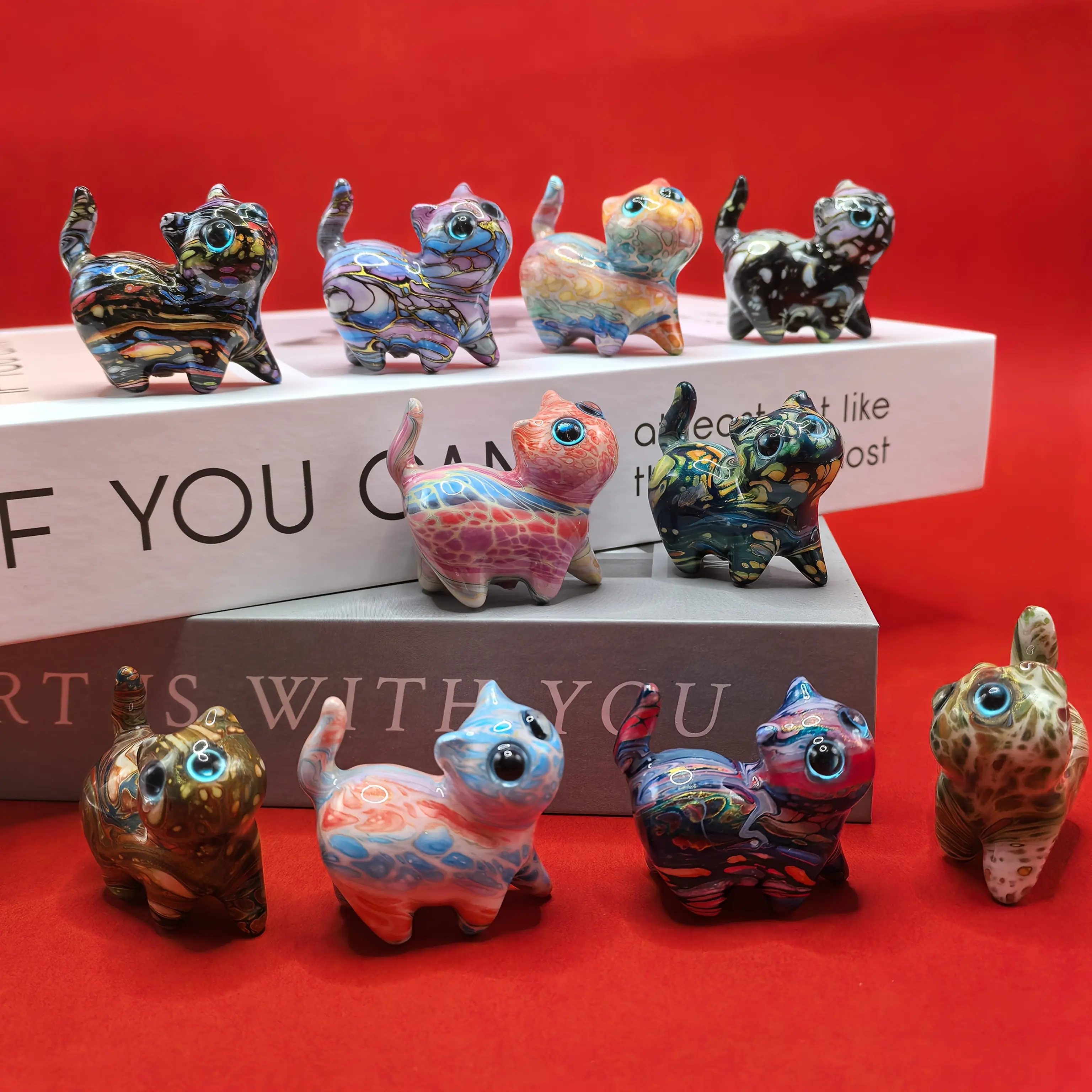 2pcs Hand Carved Wooden Colorful Spray-Painted Blue-Eyed Cat Figurine Set - Collectible Figure Ornament, Artistic Pen Holder, Home Decor, Ideal Valentine's Day Gift for Cat Lovers (Color Random)