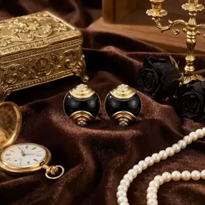 Royal-style stud earrings with a design-forward light luxury look—fashionable, versatile vintage accessories