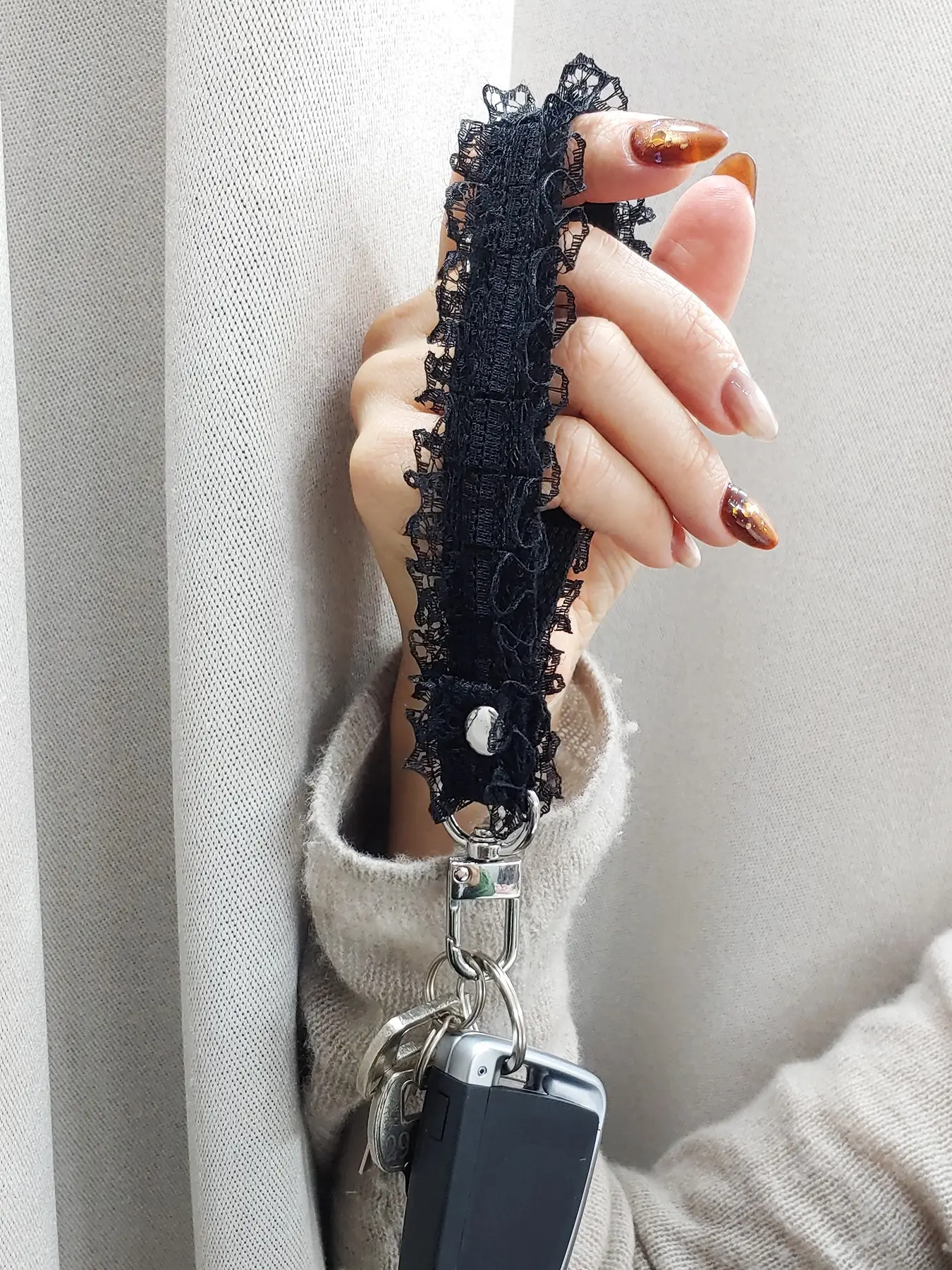 Bohemian French Vintage Ruffled Lace Wrist Strap, Cute Keychain Compatible for iPhone 16/17 Pro Max, Phone Accessories