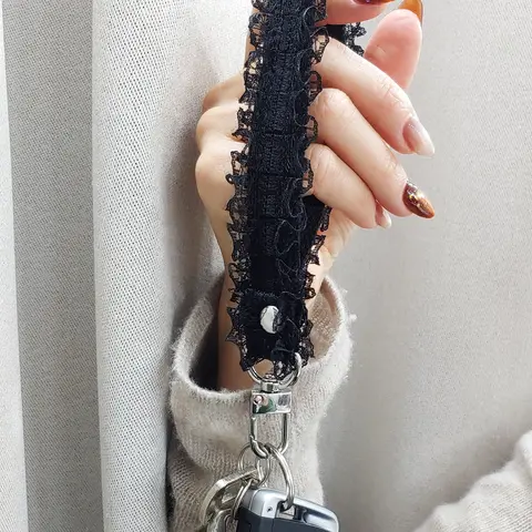 Bohemian French Vintage Ruffled Lace Wrist Strap, Cute Keychain Compatible for iPhone 16/17 Pro Max, Cell Phone Accessories