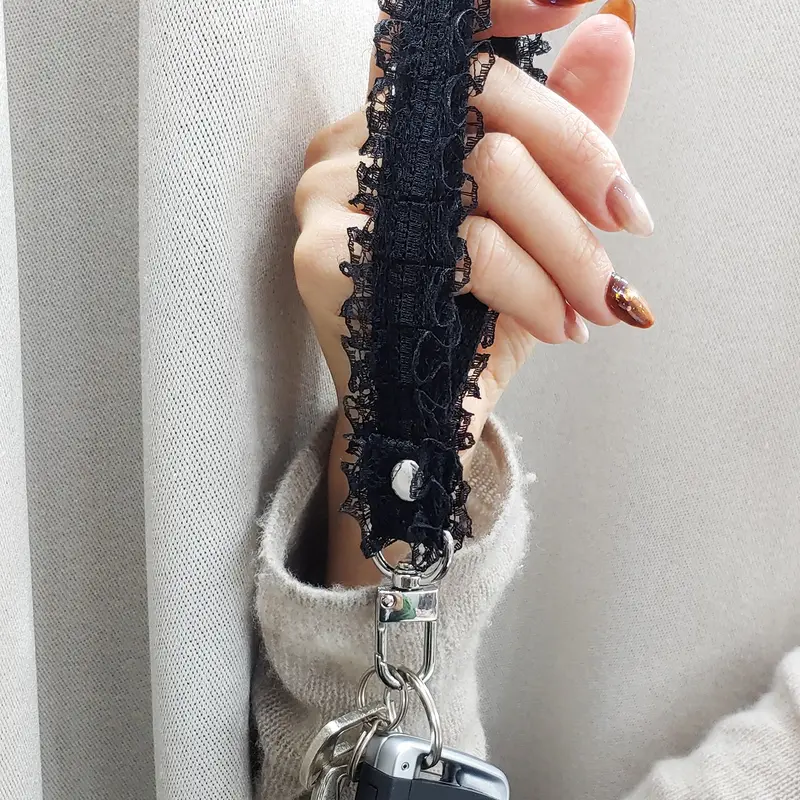 Bohemian French Vintage Ruffled Lace Wrist Strap, Cute Keychain Compatible for iPhone 16/17 Pro Max, Cell Phone Accessories