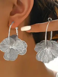 A pair of light luxury and high-end floral earrings, suitable for daily wear, vacation and dating occasions, and also a surprising and exquisite small gift, Stainless Steel Earrings