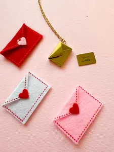 Letter Custom Necklace – Collar Sobre con Mensaje Personalizado Grabado | Acero Inoxidable Dorado