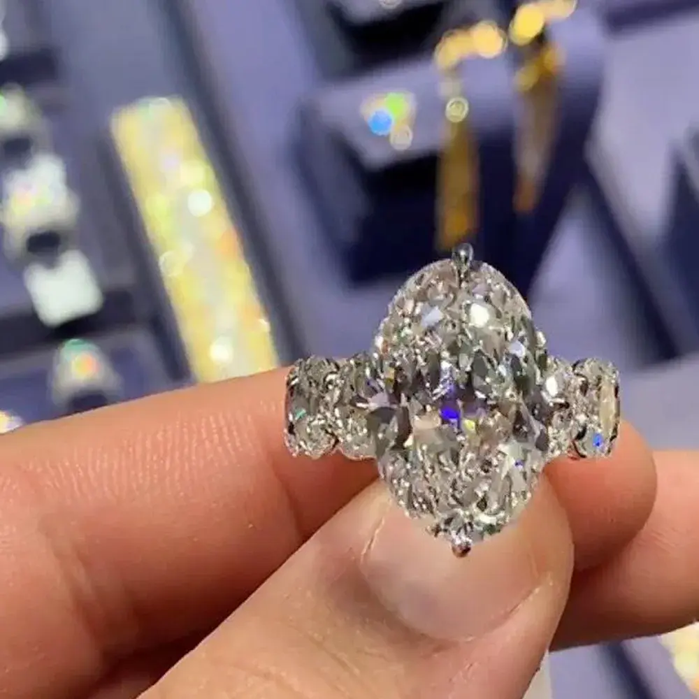 Kosmée oval Cut lab grown diamond with pavé set