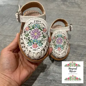Mexican huaraches beige color embroidered / Beigeleather sandal with flowers
