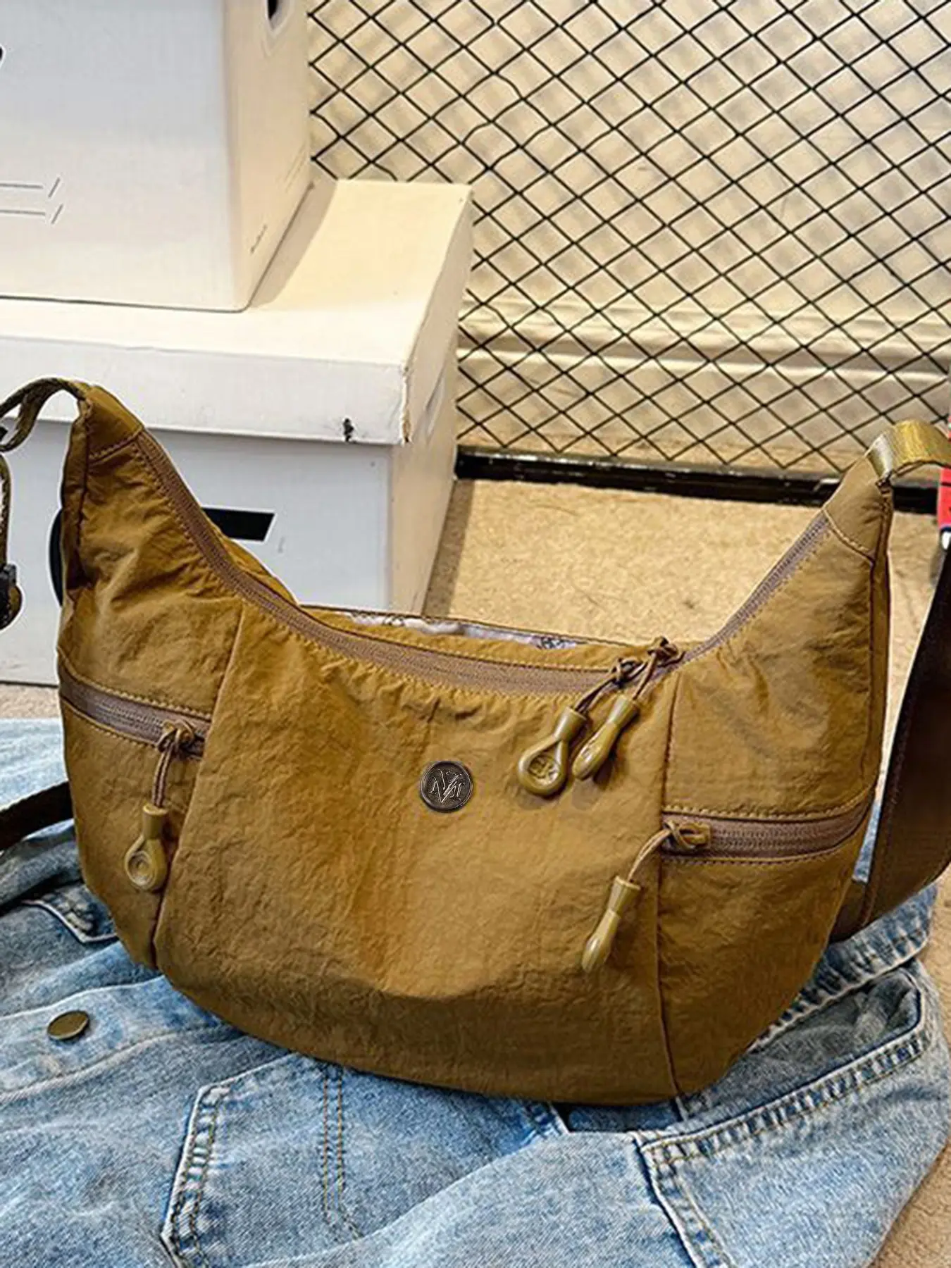 Lightweight casual versatile one-shoulder messenger bag, minority design retro wide shoulder strap messenger bag, stylish postman design, suitable for daily commuting, shopping and dating, Casual, Fashionable crossbody bag