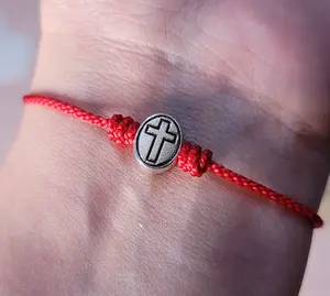 Pulsera de hilo rojo con dije de cruz/ Red thread bracelet with cross charm