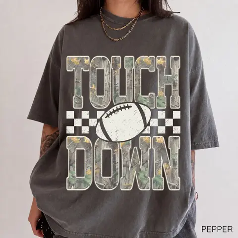 [PRINTED SHIRT] Comfort Colors Camo Checkered Football Touchdown T-shirt, Trendy Game Day Football T-shirt, Fall Season Sports Tee, Distressed Sports Mom Shirt Gift For Her, Cotton Fabric