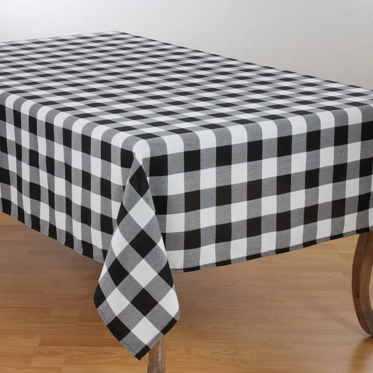SARO 5026.BK70104B 70 x 104 in. Rectangle Buffalo Plaid Design Cotton Blend Tablecloth - Black