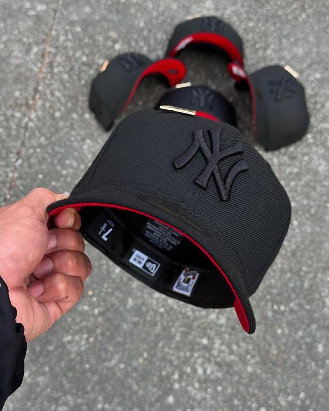 Trendy New Era MLB New York Yankees 9FIFTY Snapback Cap Classic NY Logo Anniversary Patch Black & Red Unisex Baseball Cap for Men and Women