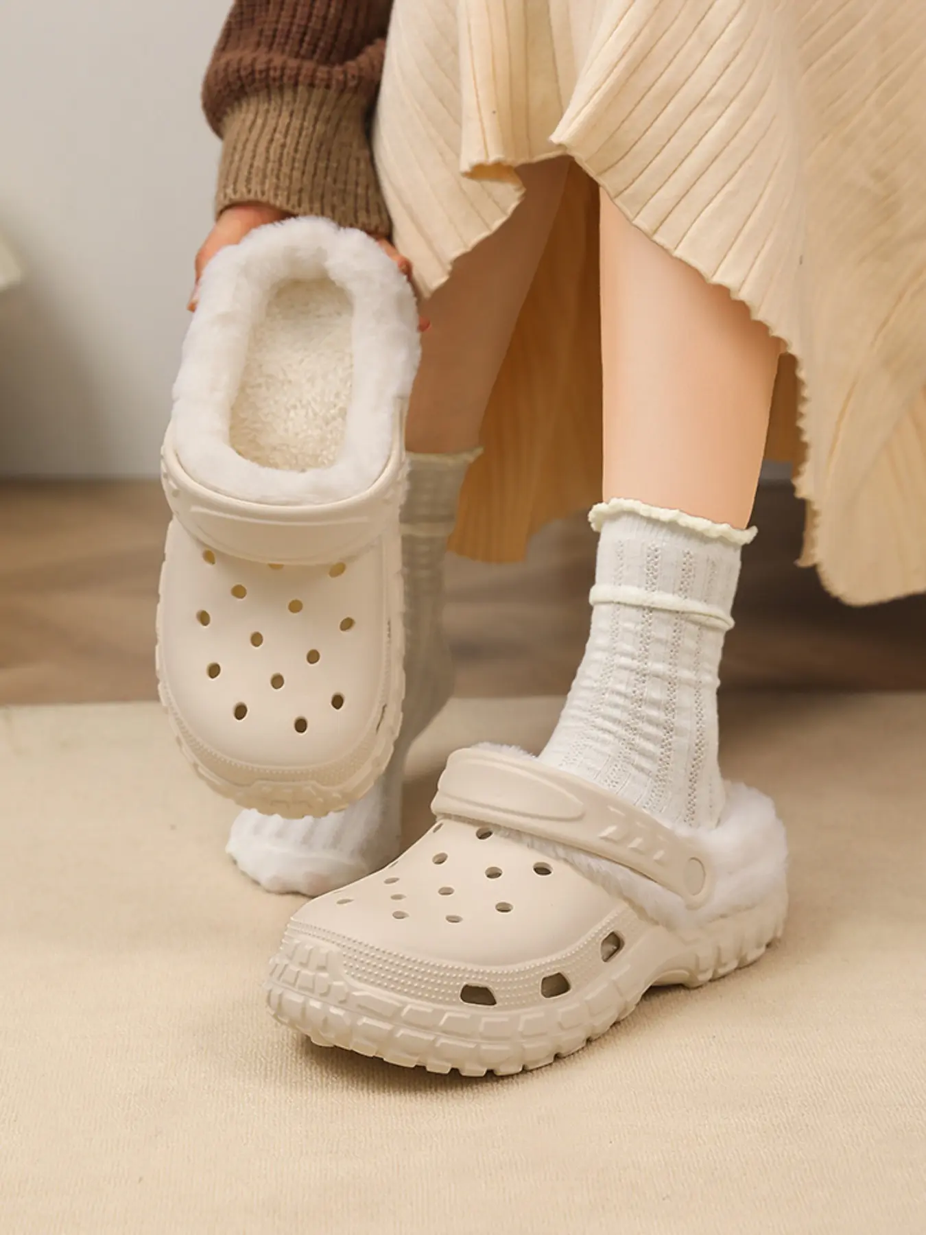 Women's Winter Hole Design Slippers, Fleece Lined Warm Anti-Slip Cotton Shoes, Indoor Outdoor Wear, Comfortable and Stylish