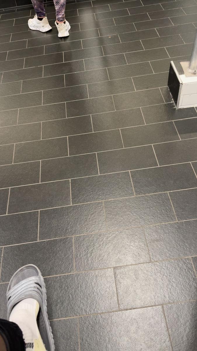 Item: White, 12 Women/ 10 Men