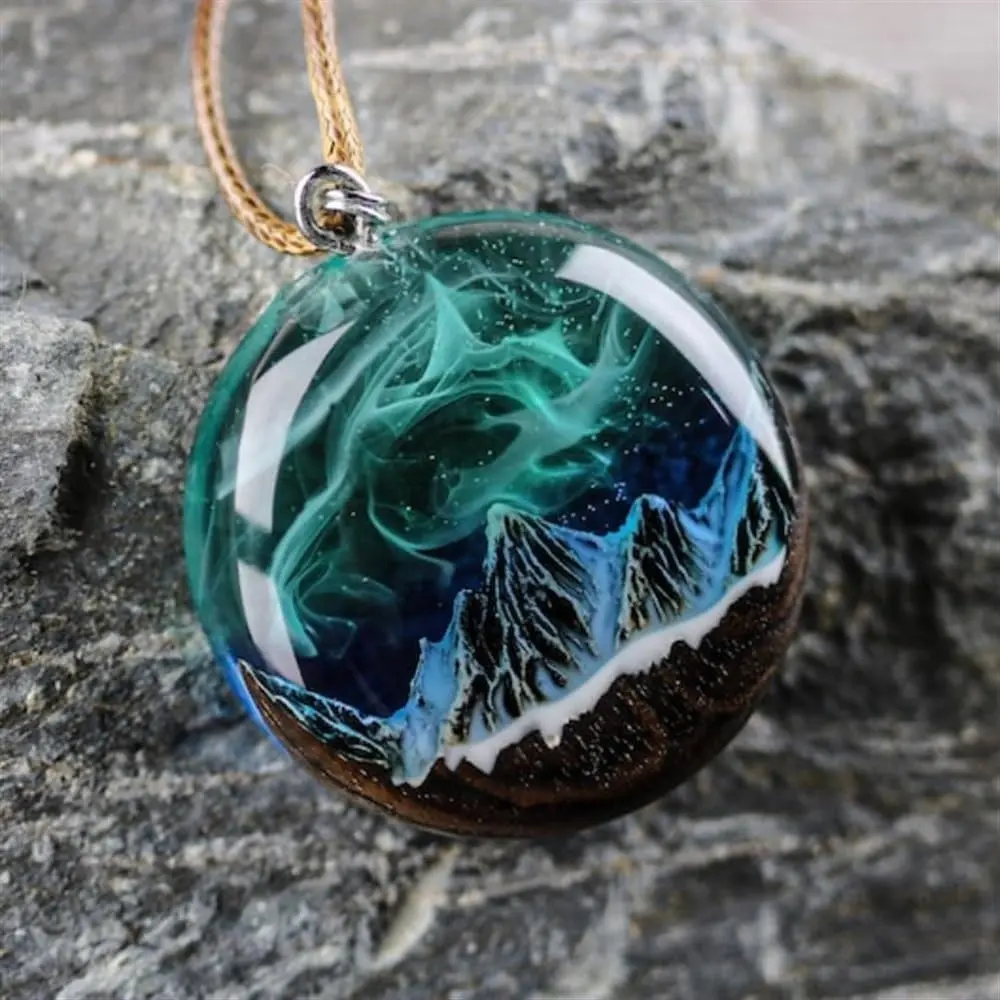 Luminous Polar Lights Necklace, Handmade Resin Pendant with Snow Mountain Micro-Scenery, Unisex Jewelry Set with Gift Box, Necklace Set, Resin Material, 50Cm/19.6 Inches, Luminous Couple Necklace, 10G/0.35 Ounces