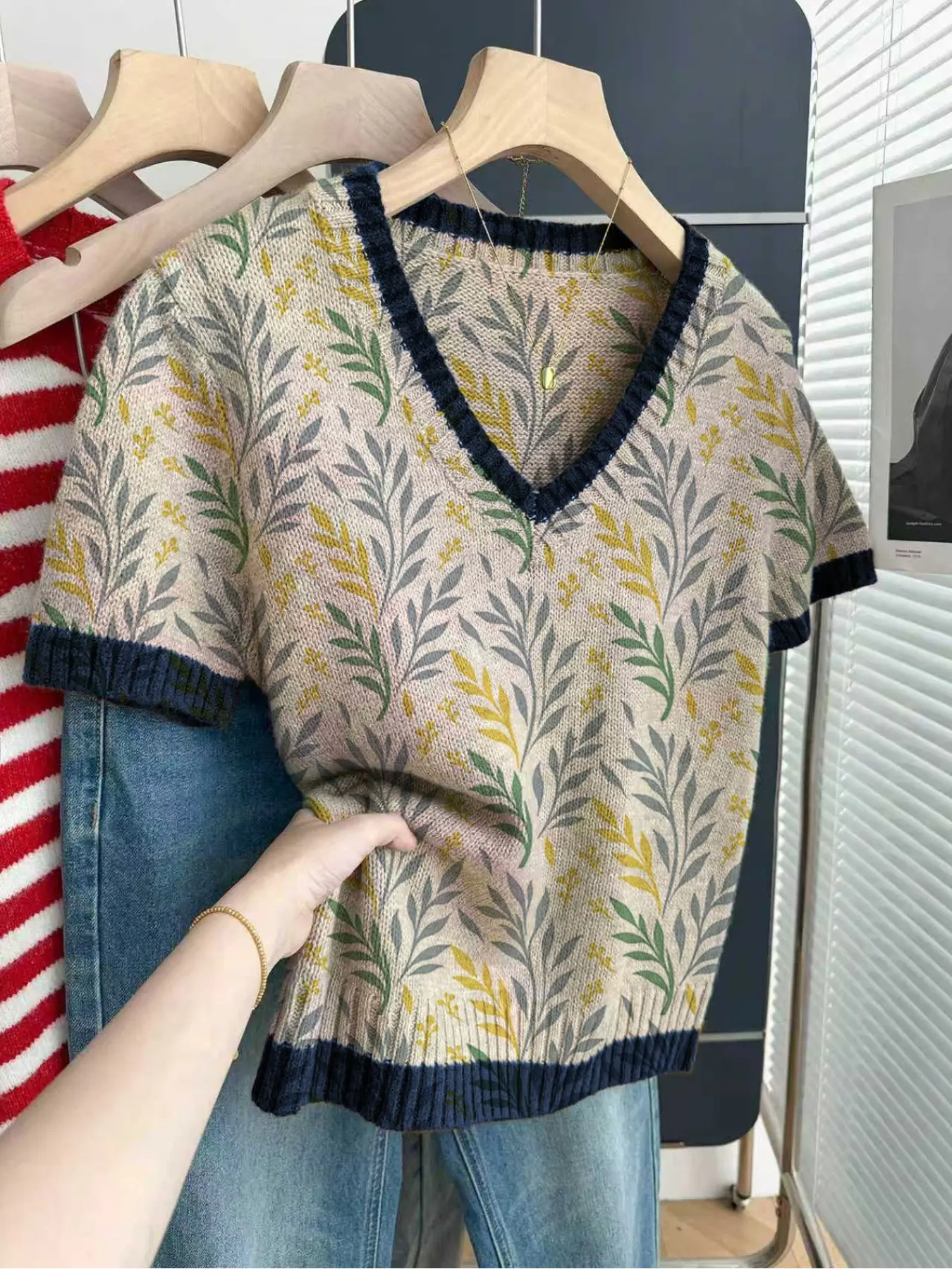 Casual loose V-neck short-sleeve knitted top with contrast trim and leaf print, Fashion Knitwear, Knitted Clothes. Perfect for spring and summer, ideal for women's daily wear. Available in khaki and other styles.