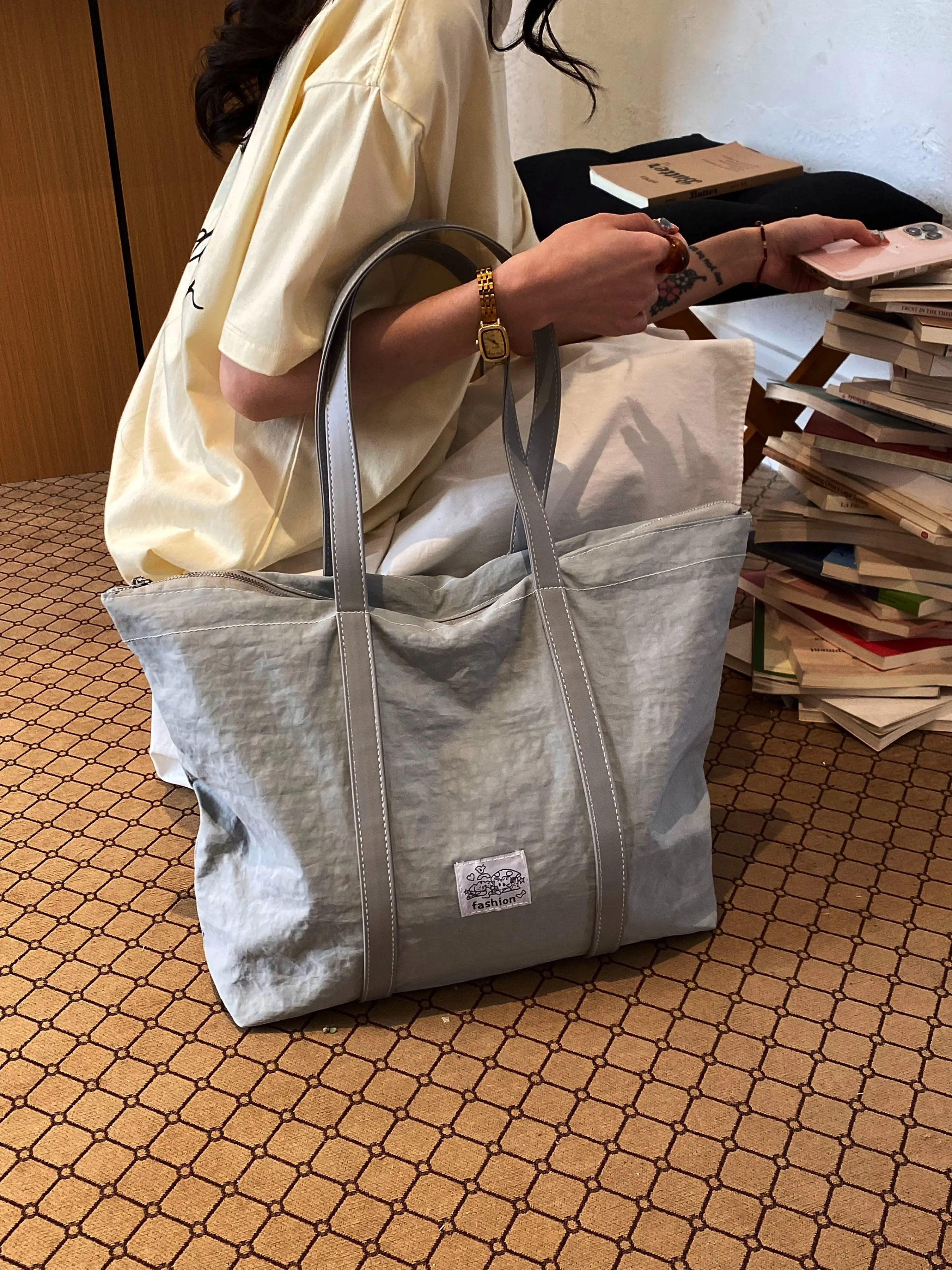 New Korean Style Minimalist Nylon Tote Bag, Large Capacity Shoulder Bag, Leather Patch, Wide Strap, Zip Closure, Versatile Shopping Bag, Casual Trendy Bag, Shopping Totes