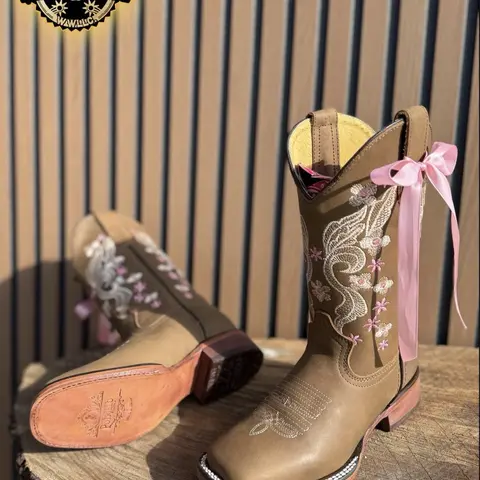 440 Ladies Cowgirl Boots Square Toe Pink Bun-Flowers Genuine Leather / Botas vaqueras para mujer, punta cuadrada, moño rosa, flores, Piel  genuino /