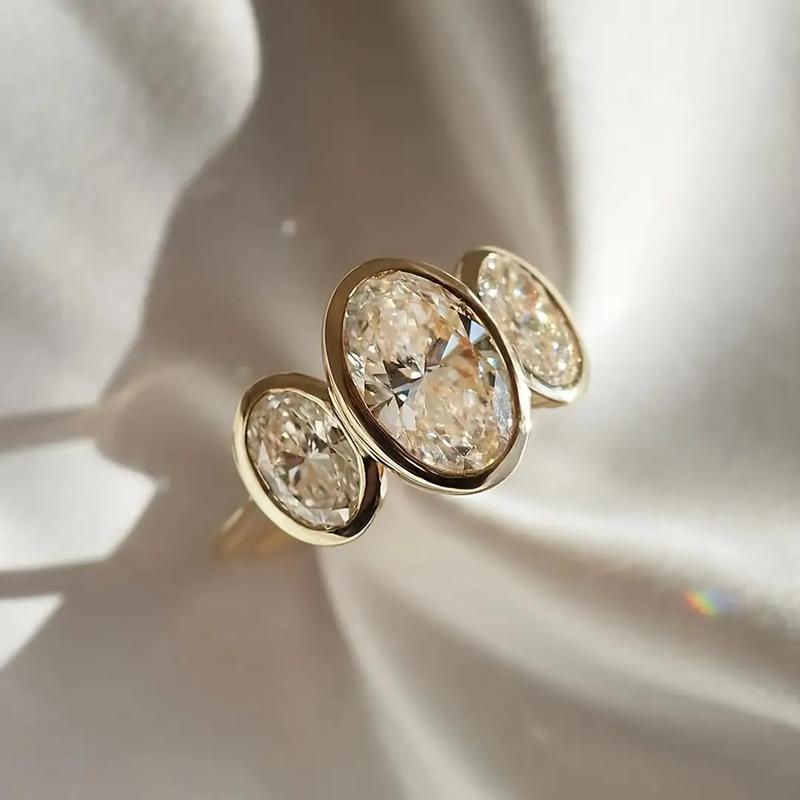 Sophisticated and stylish oval diamond ring, a vintage-inspired, versatile ring for women. Luxurious and vintage style, perfect for weddings, everyday wear, and Valentine's Day gifts. Ideal for wedding rings.