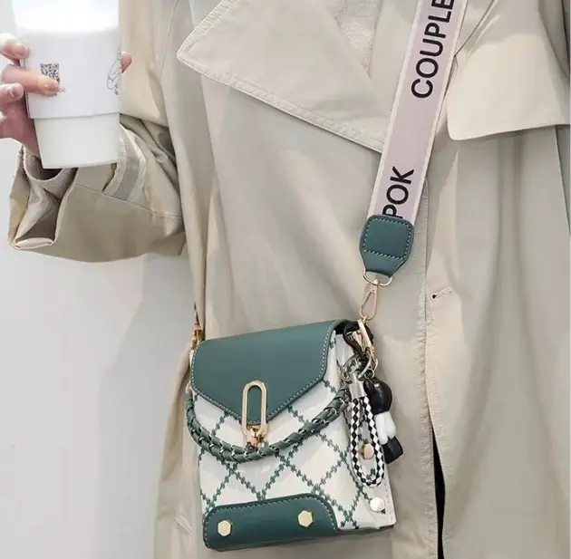 Fashion Small Shoulder Handbag with Chain Decor, Versatile Cell Phone Sling Bag for Women Daily Outing(with accessories)