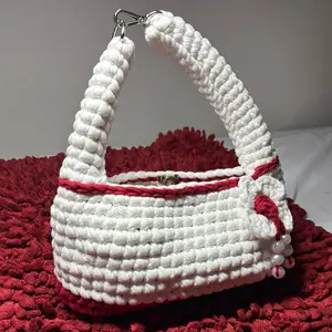 Bolso tejido a crochet blanco con detalles rojos