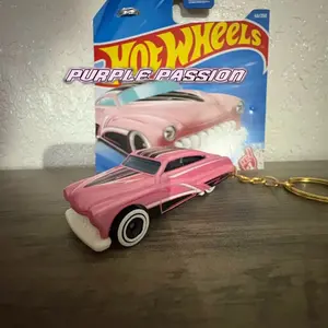 Pink classic mini car keychain
