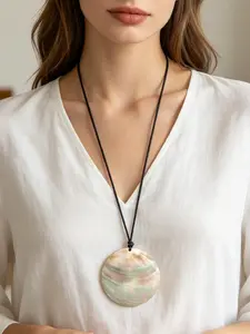1pc Fashionable Coloful Large Natural Conch Shell Round Pendant On 35“ Wax Rope Necklace Suitable For Women's Daily Wear， Summer Beach Style Pendant Necklace