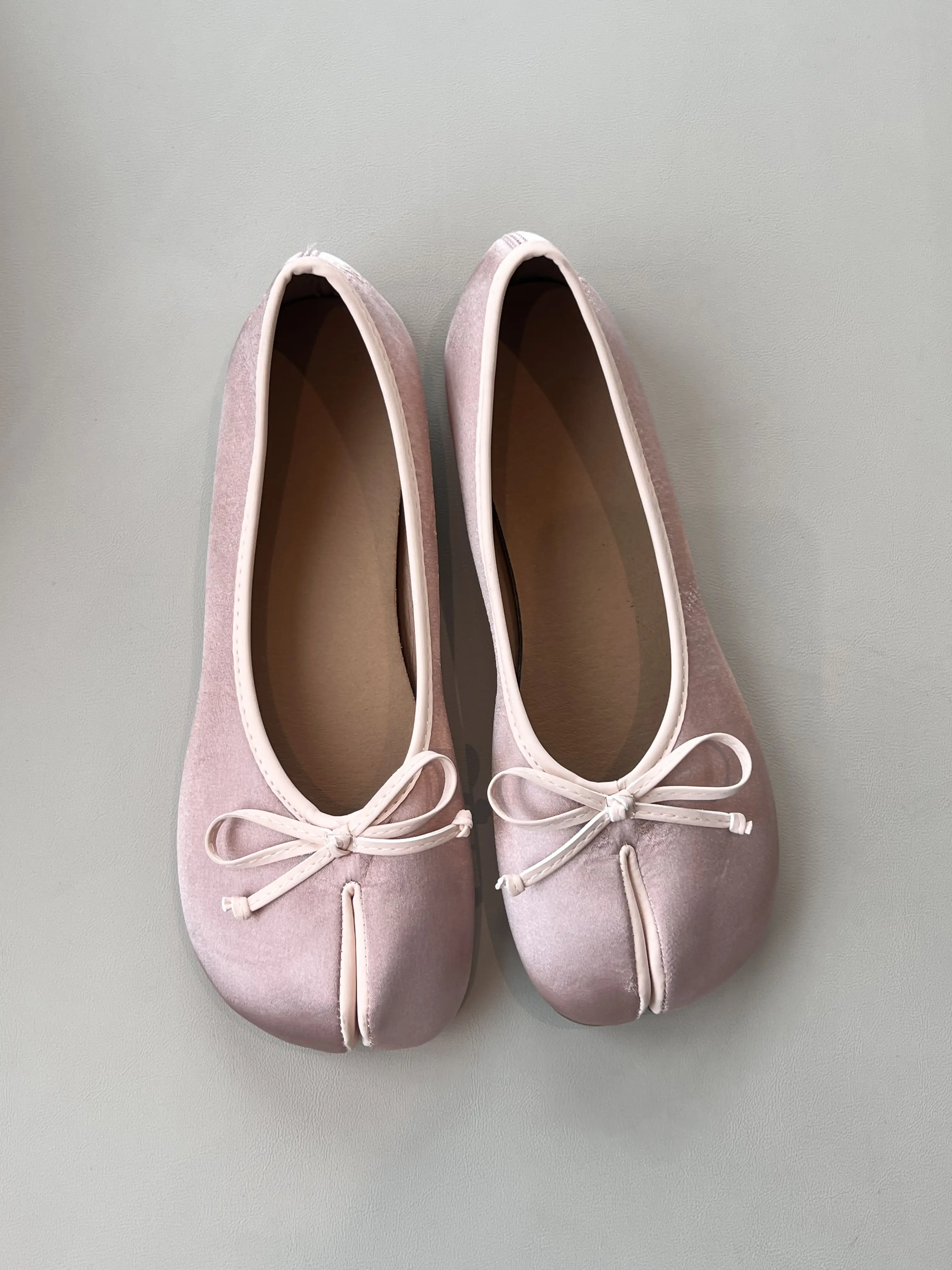 2026 New Women’s French Elegant Satin Tabi Shoes — hoof/hoof-style ballet flats with bow, slip-on design, Footwear Girl Running Flatform
