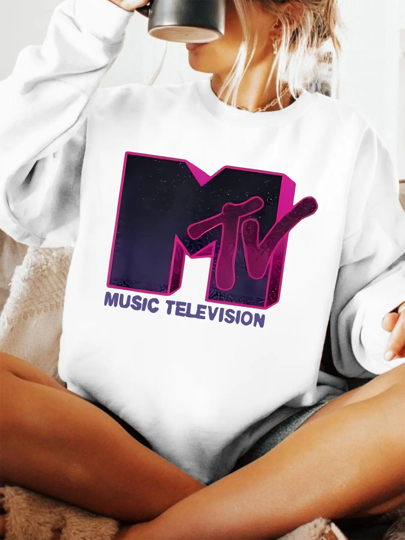 Women's Mtv Music TV Print Crew Neck Sweatshirt, Casual Fitted Cartoon Pattern Top for Fall & Winter Seasons, Comfortable Daily Wear