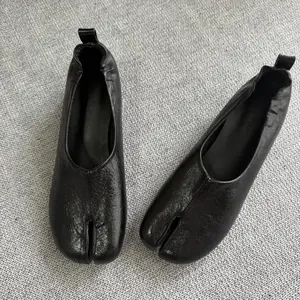 Split-toed Pig's Trotters Shoes for Women's Autumn Winter French Retro Thick Heel Rubber Band Niche Design Horseshoe Fashion Single Shoes