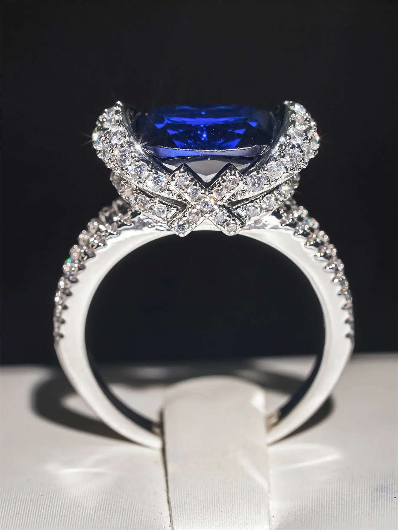 1 PC Glamorous Cubic Zirconia Ring Statement Ring Fashion Engagement Rings For Women For Wedding Engagement Anniversary Party Jewelry Valentine's Day Gift