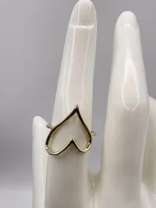 10k Fashion ring with a heart design