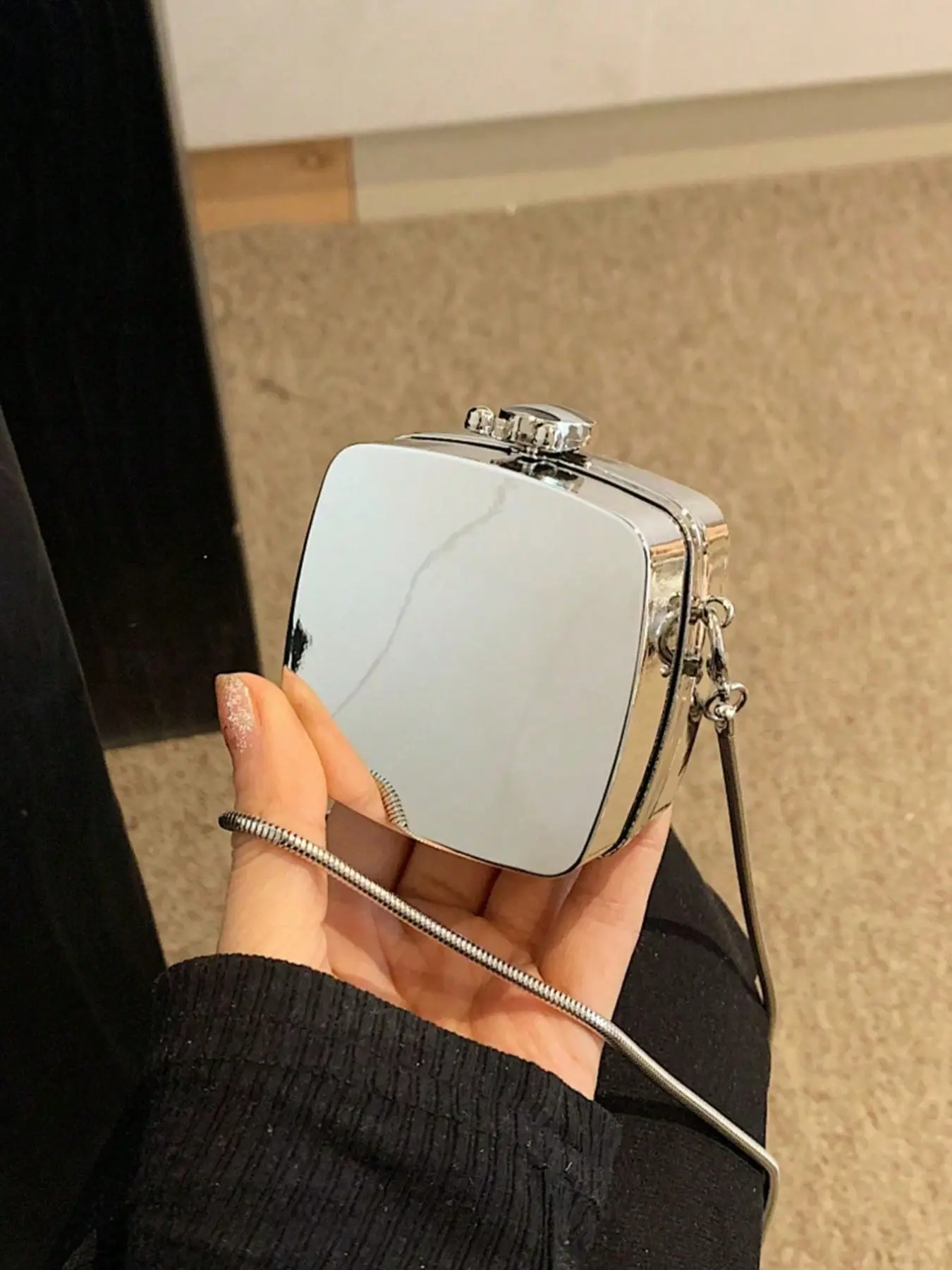 Mini bag, Crossbody clutch purse, Chic crossbody purse, square shaped with full diamond decoration, retro chain bag, can accommodate headphones, lipstick, suitable for dating, socializing, parties