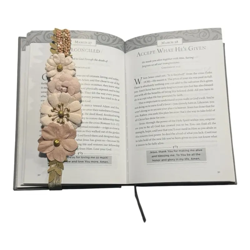 Elastic Book Bookmark with Floral Design and Beaded Accents for Easy Page Marking and Stylish Reading