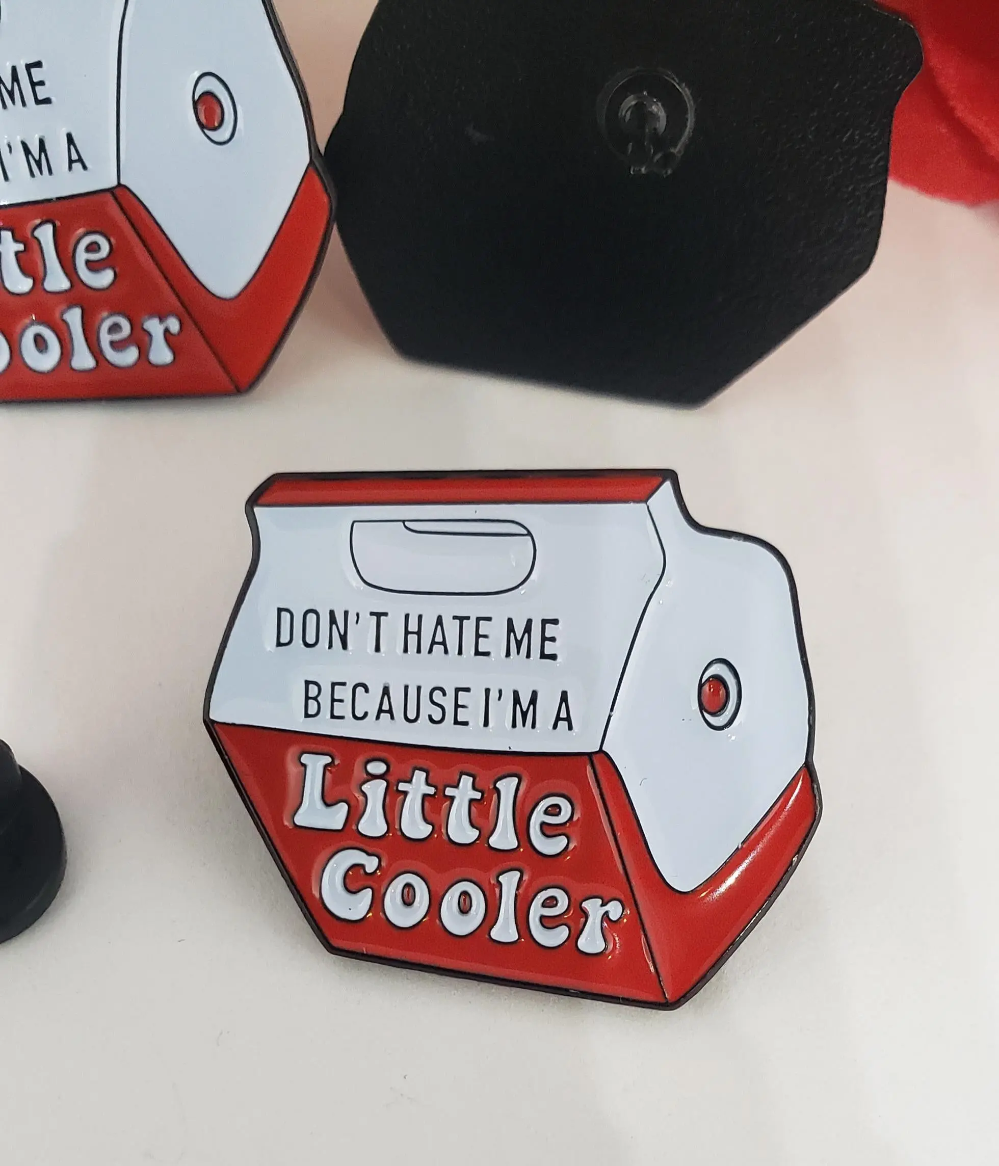 Cute Cartoon Fridge Enamel Pin – Funny Red Mini Refrigerator Brooch for Backpack, Jacket & Hat