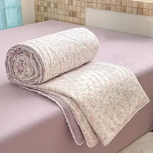 A lightweight summer quilt featuring a delicate pink-and-purple floral print with lace trim. This ultra-soft, skin-friendly quilt is perfect for summer use in bedrooms, offices, on beds, in living rooms, and for relaxing at home Floral Coverlet Bedding