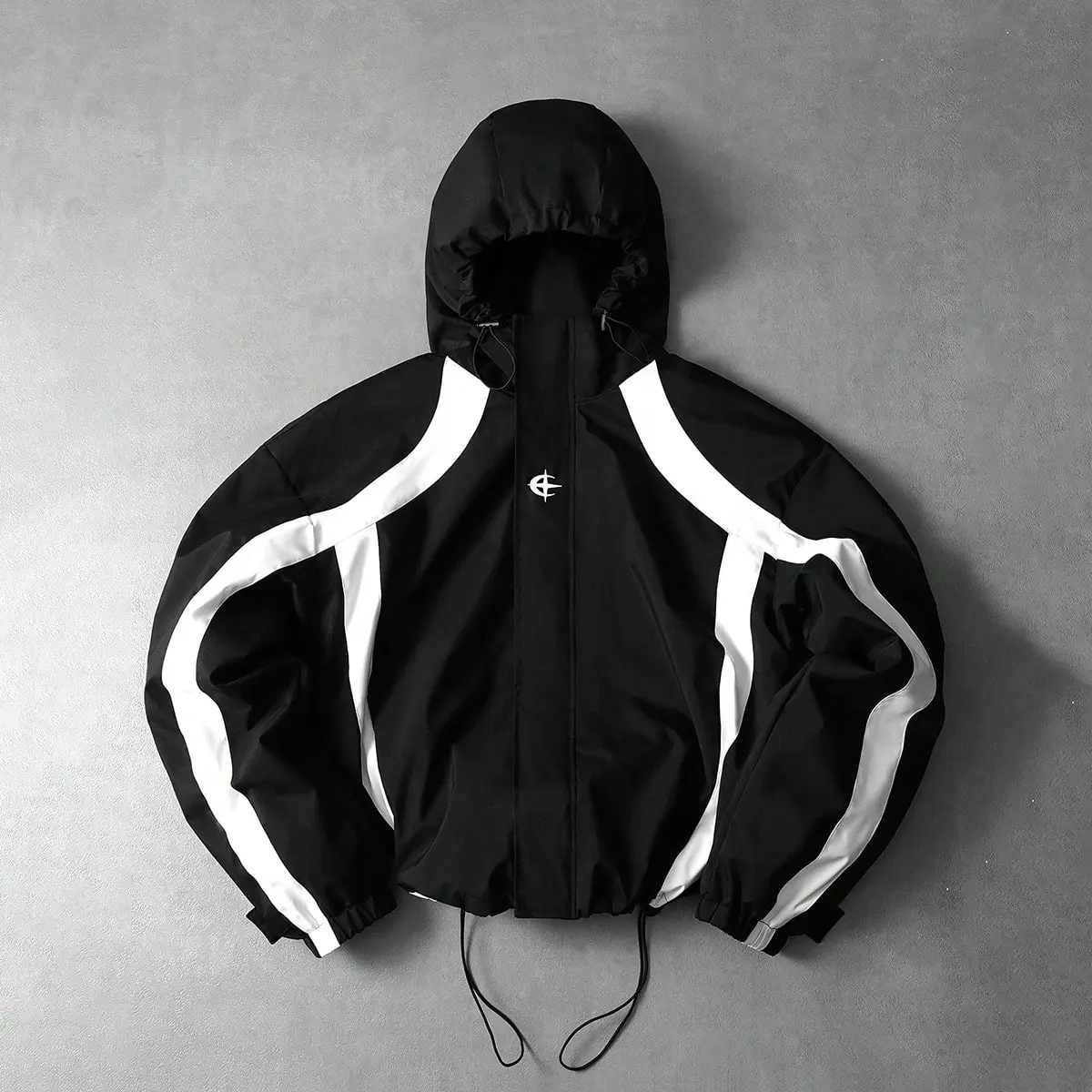 Men’s color-block patchwork zip-up short jacket with hood—low saturation feel; matte solid base paired with simple contrasting lines for a clean, soft look. Adjustable drawstring hood; no separate hat needed. Dense stitching reinforced seams; small white
