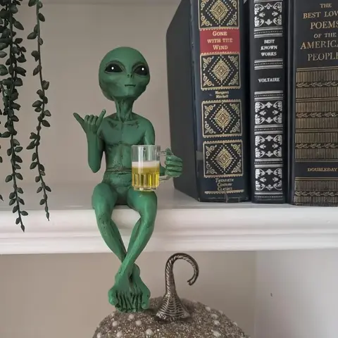 Cold Cast Resin Unique Figurine - 1 UV-Protected Beer Mug & Alien Combo, Hand-Painted Vintage Novelty Ornaments, Alien Shelf Sitter, Sci-Fi Fans Gift, Shelf/Patio Decor