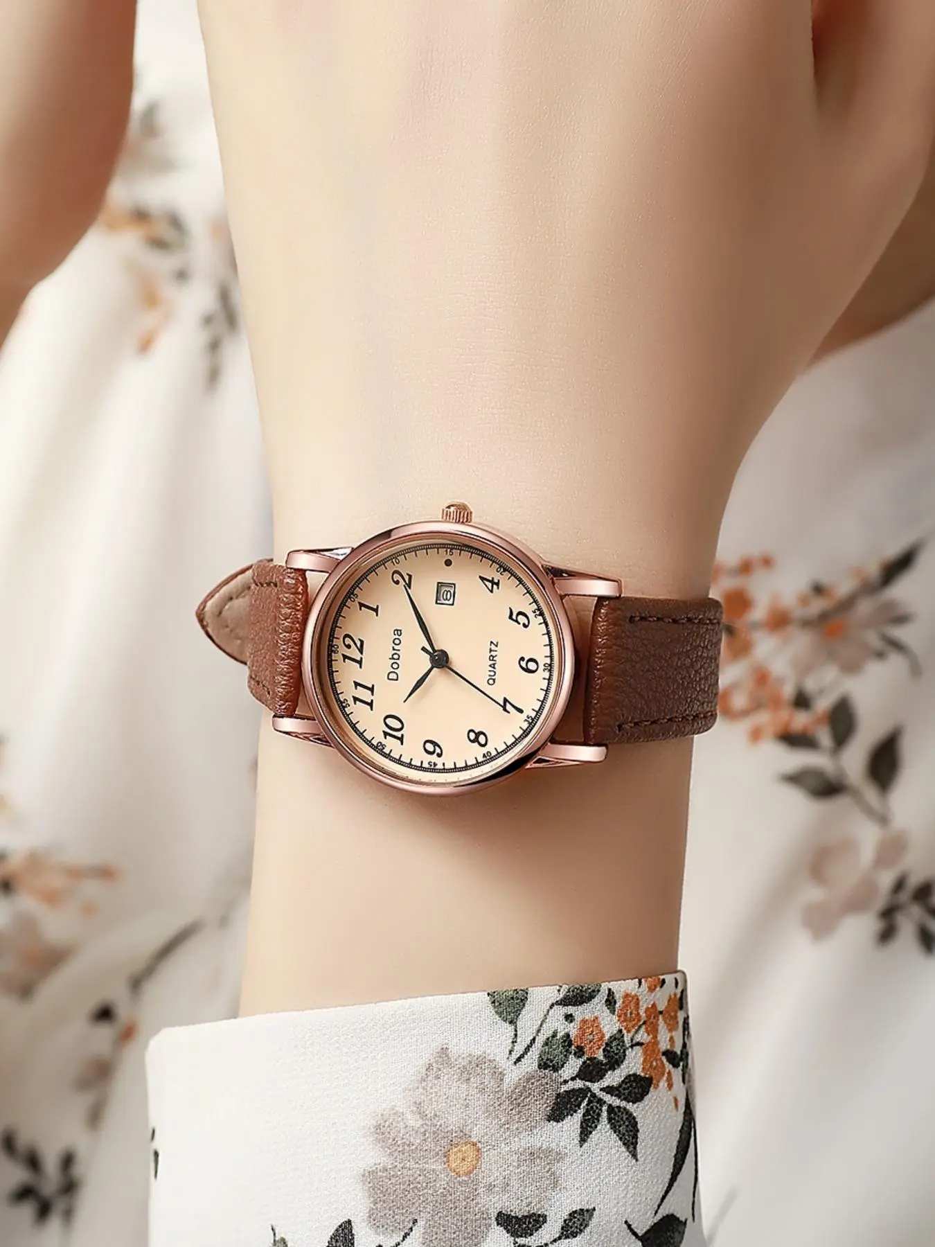 New Round Digital Dial Large Calendar Quartz Watch for Women  display picture 2