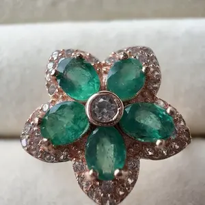 <PingEast jewelry > Emerald ring402----925 sterling silver rose gold-plated ring set with five 2mm natural Colombian emeralds in a rose flower design, certificate included