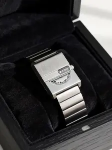 Silver Color Flip Cover Digital Design Women's Watch, Minimalist Digital Display, Elegant Quartz Watch, Suitable for Daily Wear