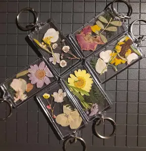 Real Pressed Flower Keychain – Handmade Resin Keyring, Aesthetic Floral Gift, Unique Accessories