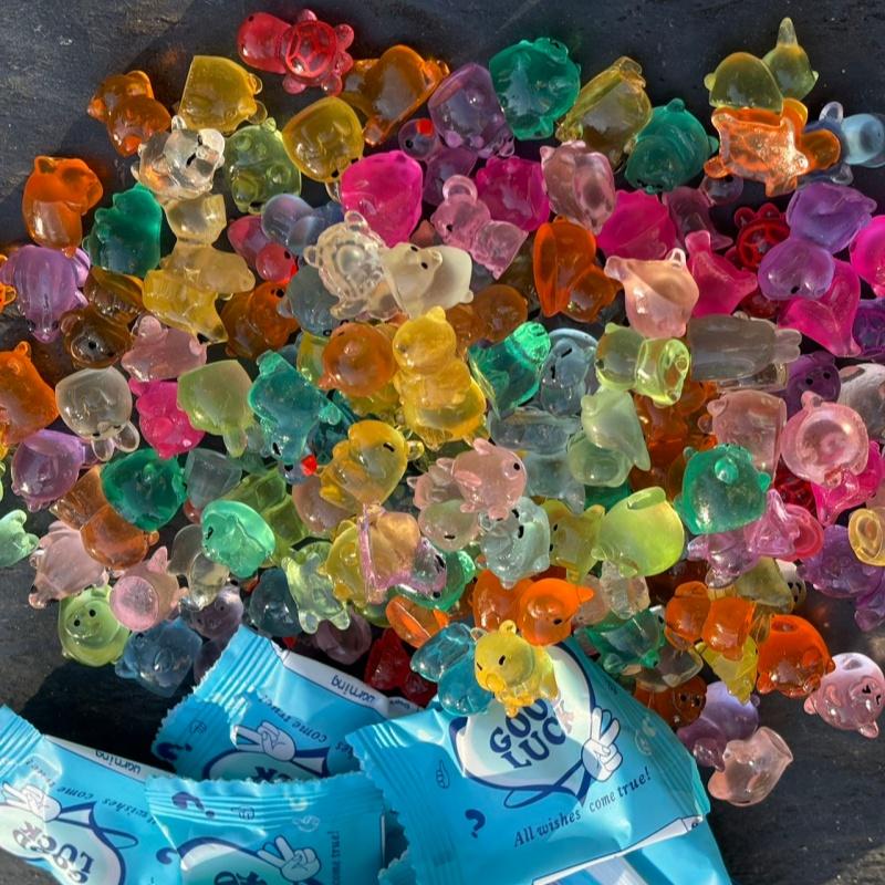 50pcs Mini Random Color Resin Animal Ornaments Luminous Night Glow Cute Decorations for Office Home Desk Collectible Figurines