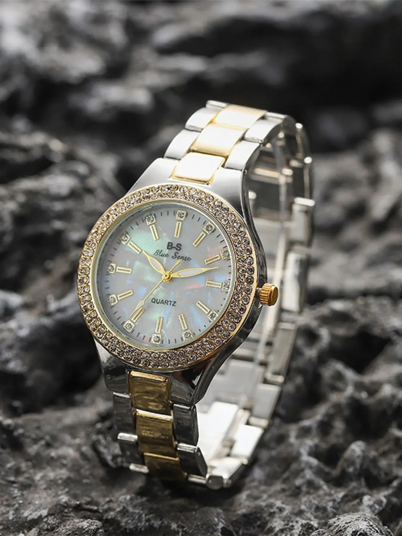 Women's Casual Quartz Watch, Round Analog Face, Dial, Alloy Case, Hardlex Glass, Button Cell Battery, All Seasons Fashion Accessory, Fashion Watches