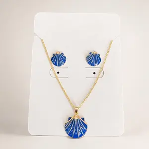Set de conchas de mar , aretes y cadena. Para lucir en el verano . Oro laminado 14k