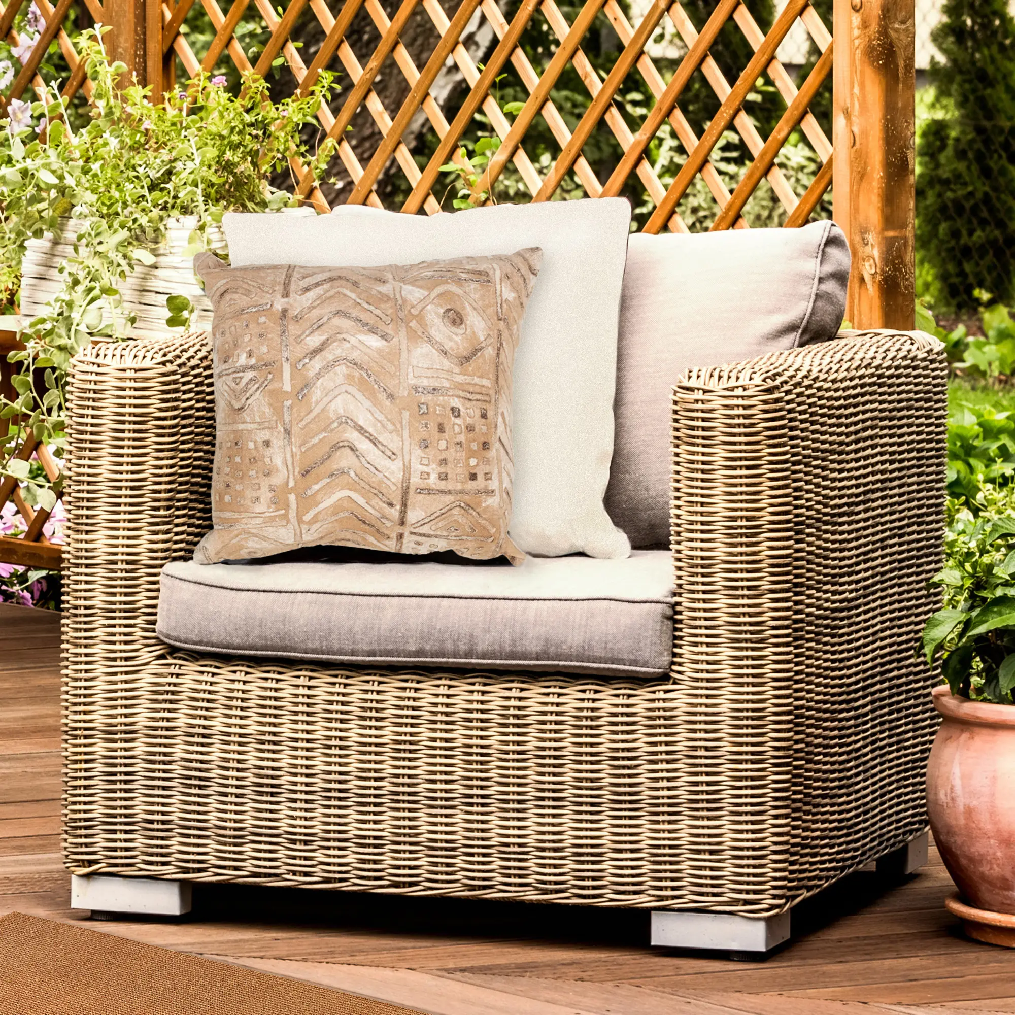 Lush Decor VISIONS IV Indoor/Outdoor Handmade Pillow - Contemporary Graphic Global Accent  (Bambara), Outdoor Cushions For Chairs, Home Decorative Cushion