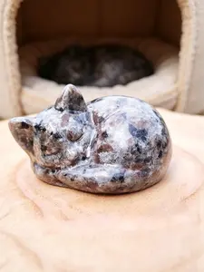 Natural Yooperlite Sleeping Cat Carving Ornament - Calming Sleep Spiritual Glowing Crystal Palm Stone Decor for Natural Crystal Home Accents