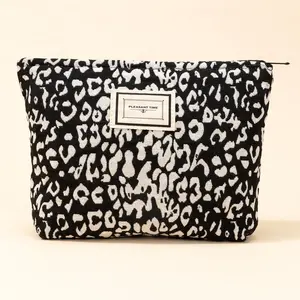 Multi-use Organiser for Cosmetic and Skin Care Products, 1 Count Leopard Pattern Makeup Bag, Women's Portable Cosmetic Storage Bag, Zipper Makeup Organizer Pouch for Home and Travel