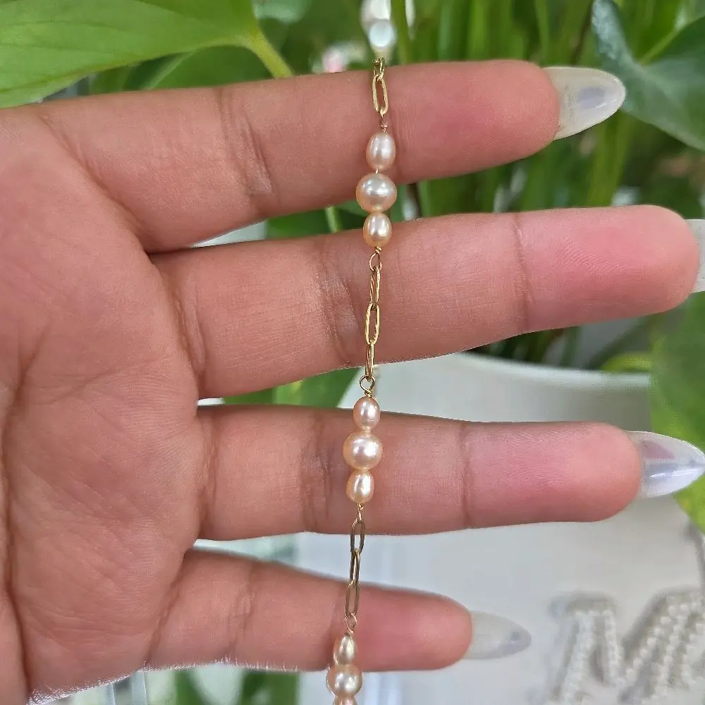 Pulcera paperclip en oro 14kt con bolitas tipo perla rosita